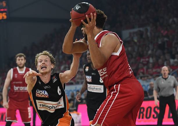 与巴西热身 与巴西热身